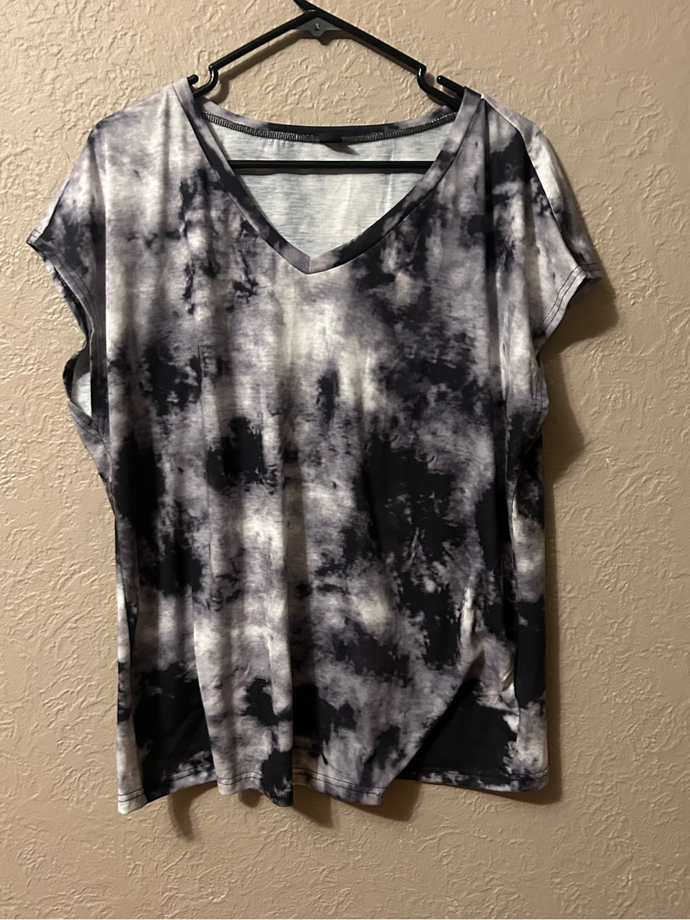 Women's V-Neck Short Sleeve Tie-Dye Tee - Black & Gray